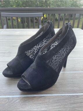 Moda Black Lace Peep-Toe Suede Heels